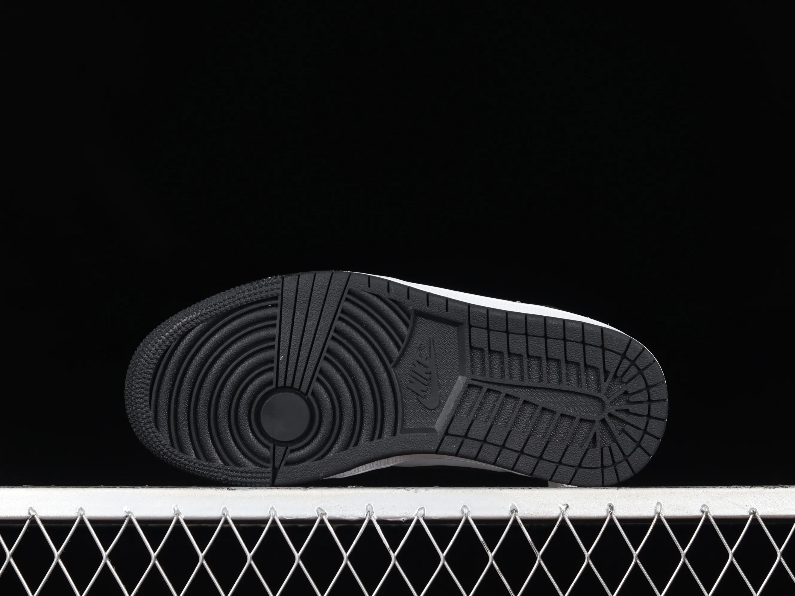 All categories Air Jordan Jordan series basketball shoes Air Jordan 1 Mid Air Jordan 1 Mid AJ1 Joe 1 naked eye 3D black and white Zhongbang basketball shoes DR9495-001